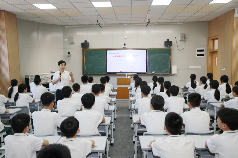 “护苗”行动 | 马雪涛到上海师范大学附属儋州实验学校上法治课